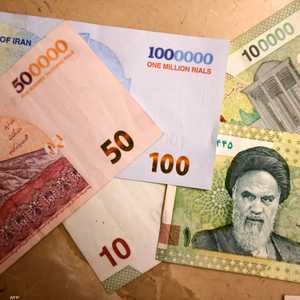العملة الإيرانية تهوي إلى مستوى تاريخي جديد
