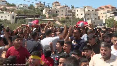 مئات الفلسطينيين يشيعون الشابين عمر وخليل في قرية المغير