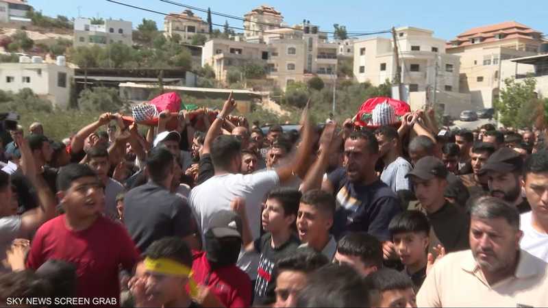 مئات الفلسطينيين يشيعون الشابين عمر وخليل في قرية المغير