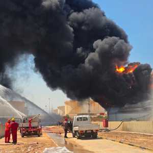 عمليات إطفاء النيران في مصفاة الزاوية بعد هجوم يوم 10 أغسطس
