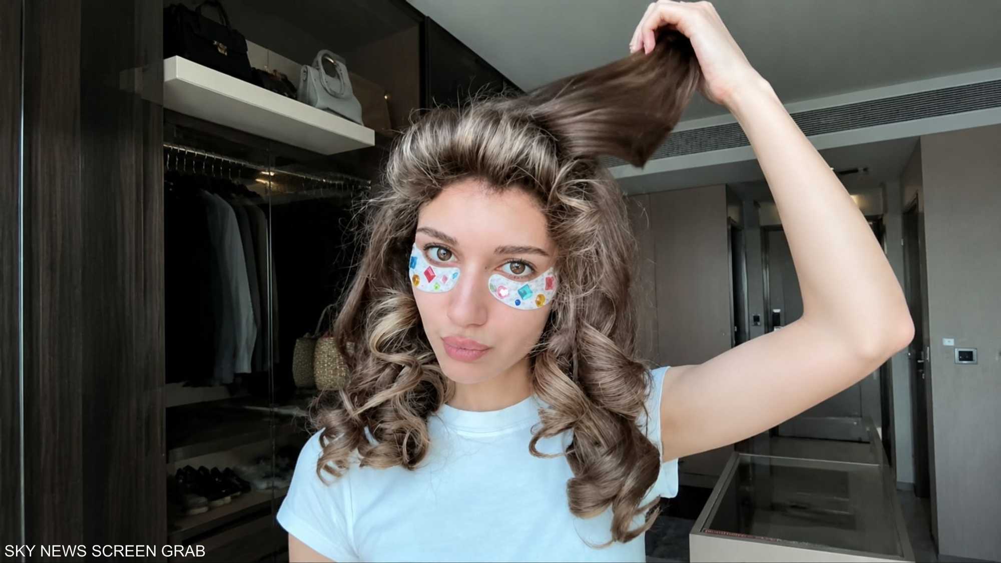 لمسات صغيرة لامعة.. تغير أبسط الإطلالات