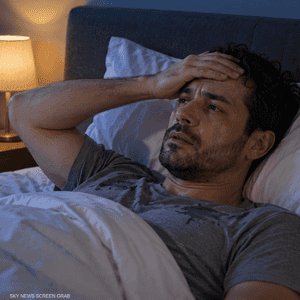 ليس السكري دائما.. لماذا تتعرق بعد الحلويات؟
