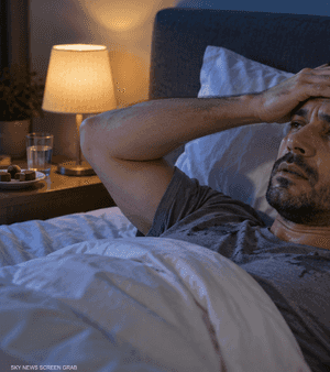 ليس السكري دائما.. لماذا تتعرق بعد الحلويات؟
