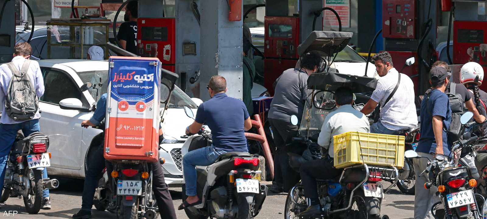 سائقون يصطفون في محطة وقود للتزود بالوقود في طهران