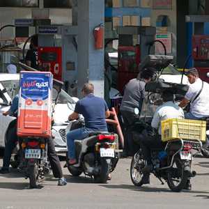 سائقون يصطفون في محطة وقود للتزود بالوقود في طهران