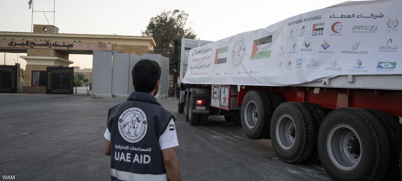 المساعدات الإماراتية تتدفق على قطاع غزة