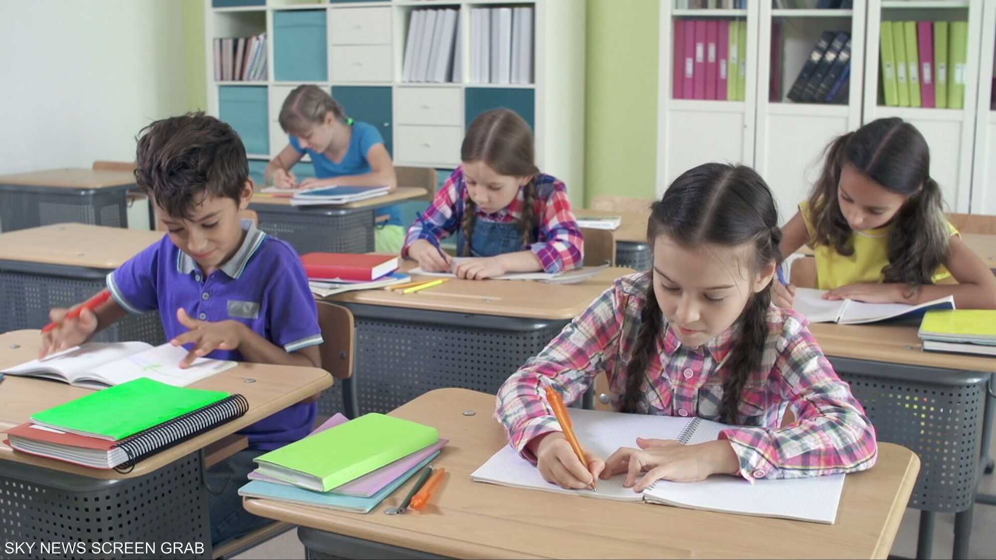 أوروبا تعيد الكتاب والدفتر إلى المدارس.. فهل تنحسر الشاشات؟