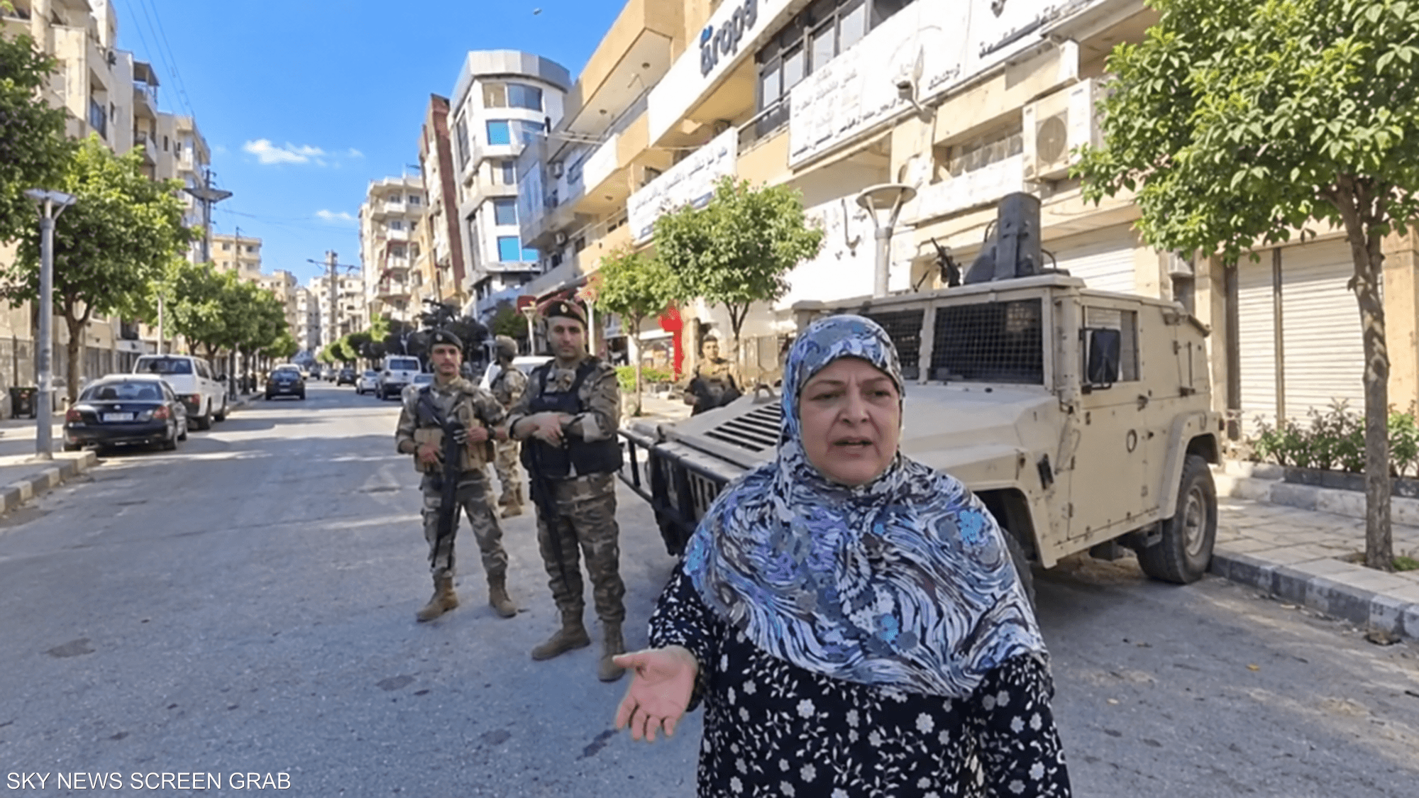 تفاعل لبناني واسع مع مسنة استقبلت عناصر الجيش بالورود والرز