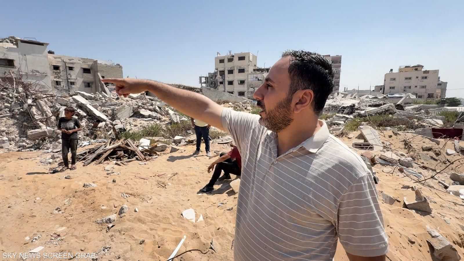 يمر يوسف شرف من شارع اليرموك في مدينة غزة