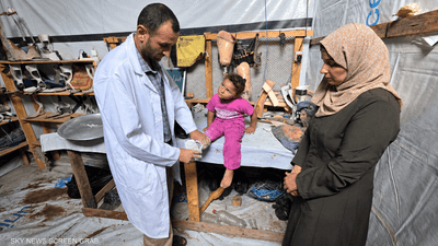 في خيمة بخان يونس.. رجل يصنع لأطفال غزة فرصة للمشي