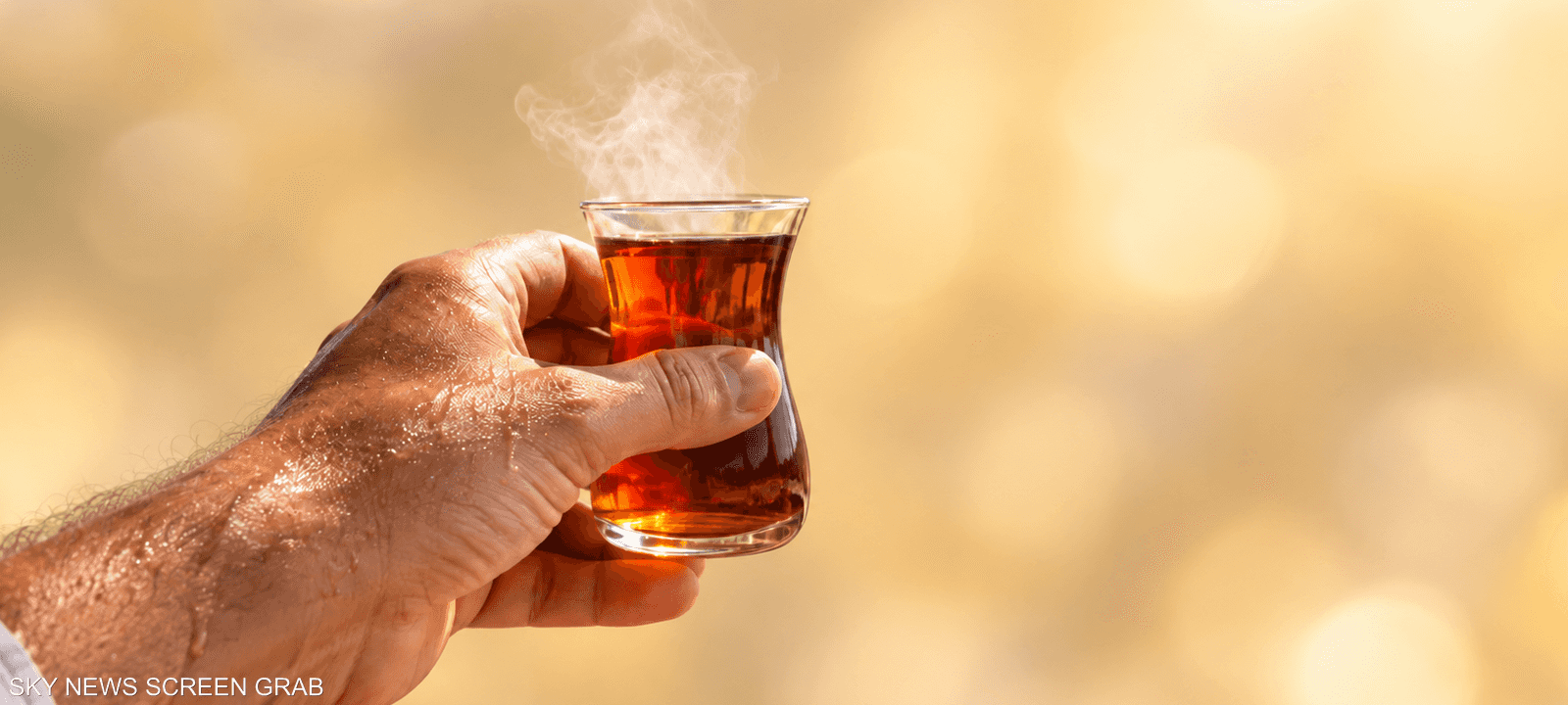 مشروب ساخن في يوم حار؟.. السر في قطرة عرق