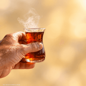 مشروب ساخن في يوم حار؟.. السر في قطرة عرق