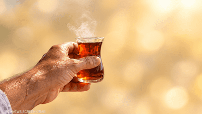 هل يبردك الشاي الساخن في الحر؟.. العلم يجيب