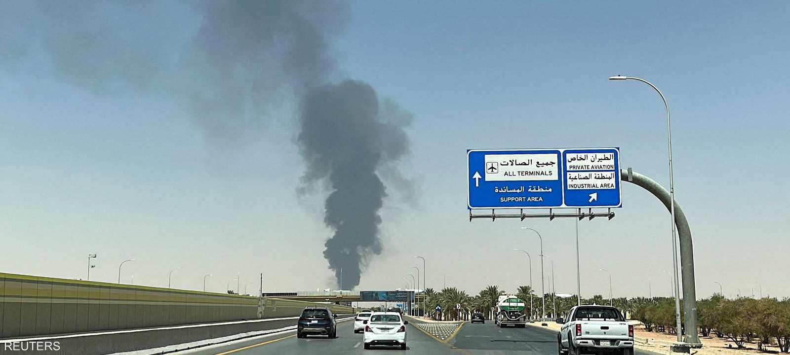 نقلت وكالات أنباء تصاعد دخان كثيف في مطار الرياض