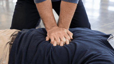 يبدأ الضغط على منتصف الصدر باستخدام راحتي اليدين