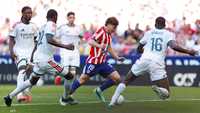 جوليان ألفاريز مهاجم أتليتكو وسط مجموعة من لاعبي ريال مدريد