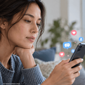 هل تجعلنا مواقع التواصل أقل سعادة؟.. دراسة تجيب