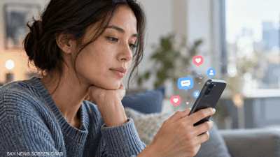 هل تجعلنا مواقع التواصل أقل سعادة؟.. دراسة تجيب