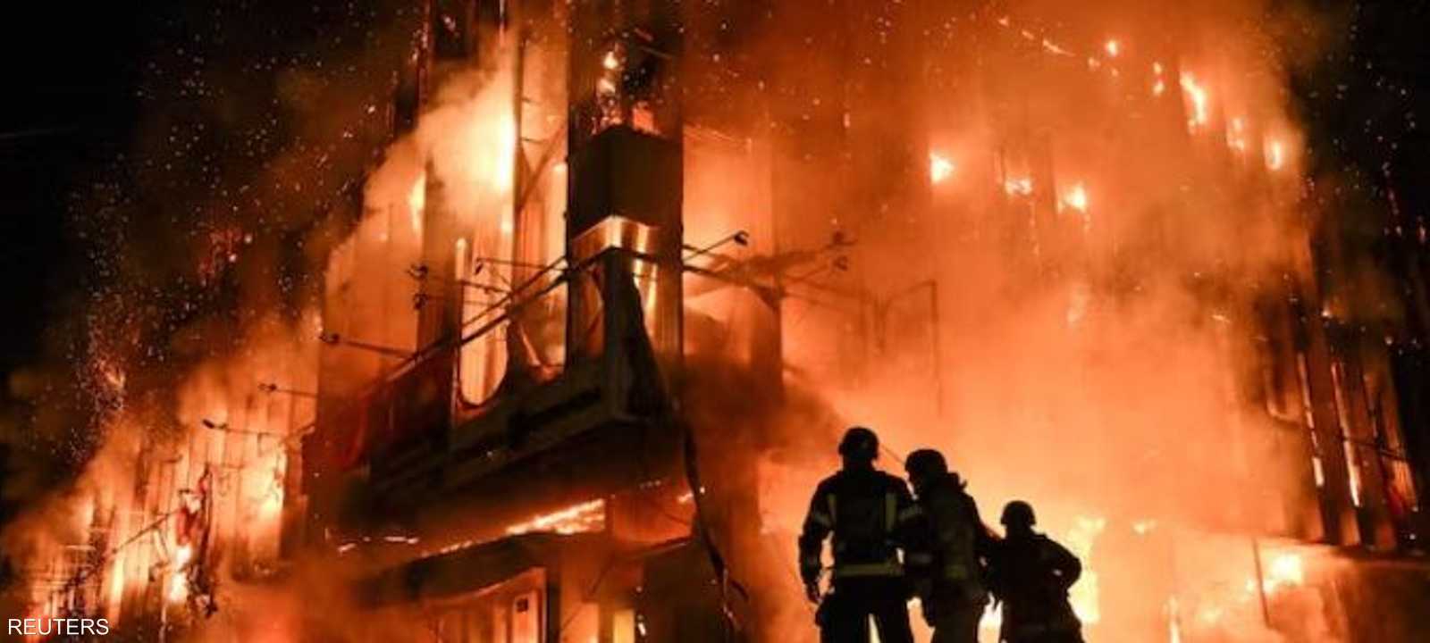 رجال الإطفاء في موقع غارة روسية بمسيرة في زابوريجيا