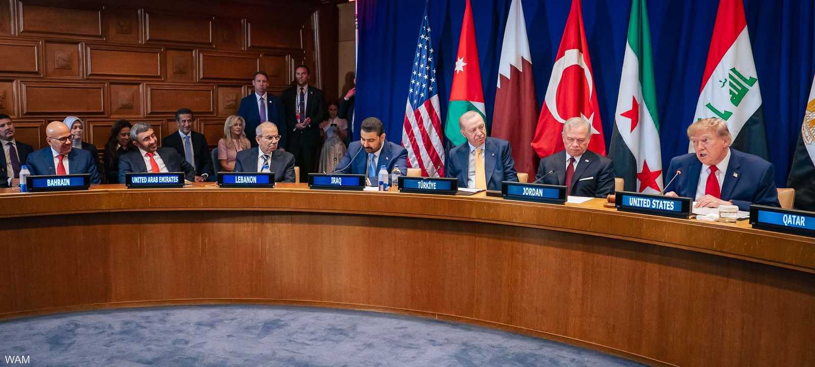الشيخ عبدالله بن زايد أثناء مشاركته في اجتماع ترامب