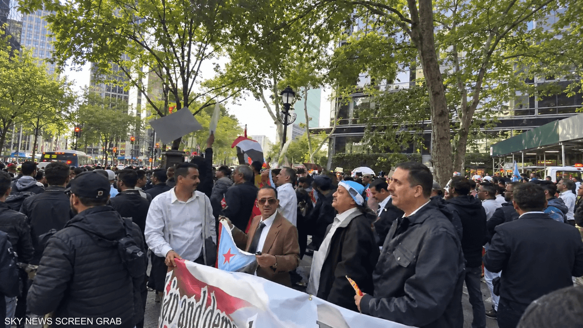 تقرير: يمنيون من الجنوب يتظاهرون أمام مقر الأمم المتحدة