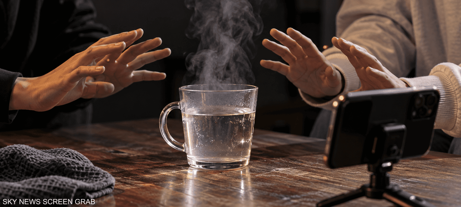 اختبار صداقة يحرق اليدين بحثا عن المشاهدات