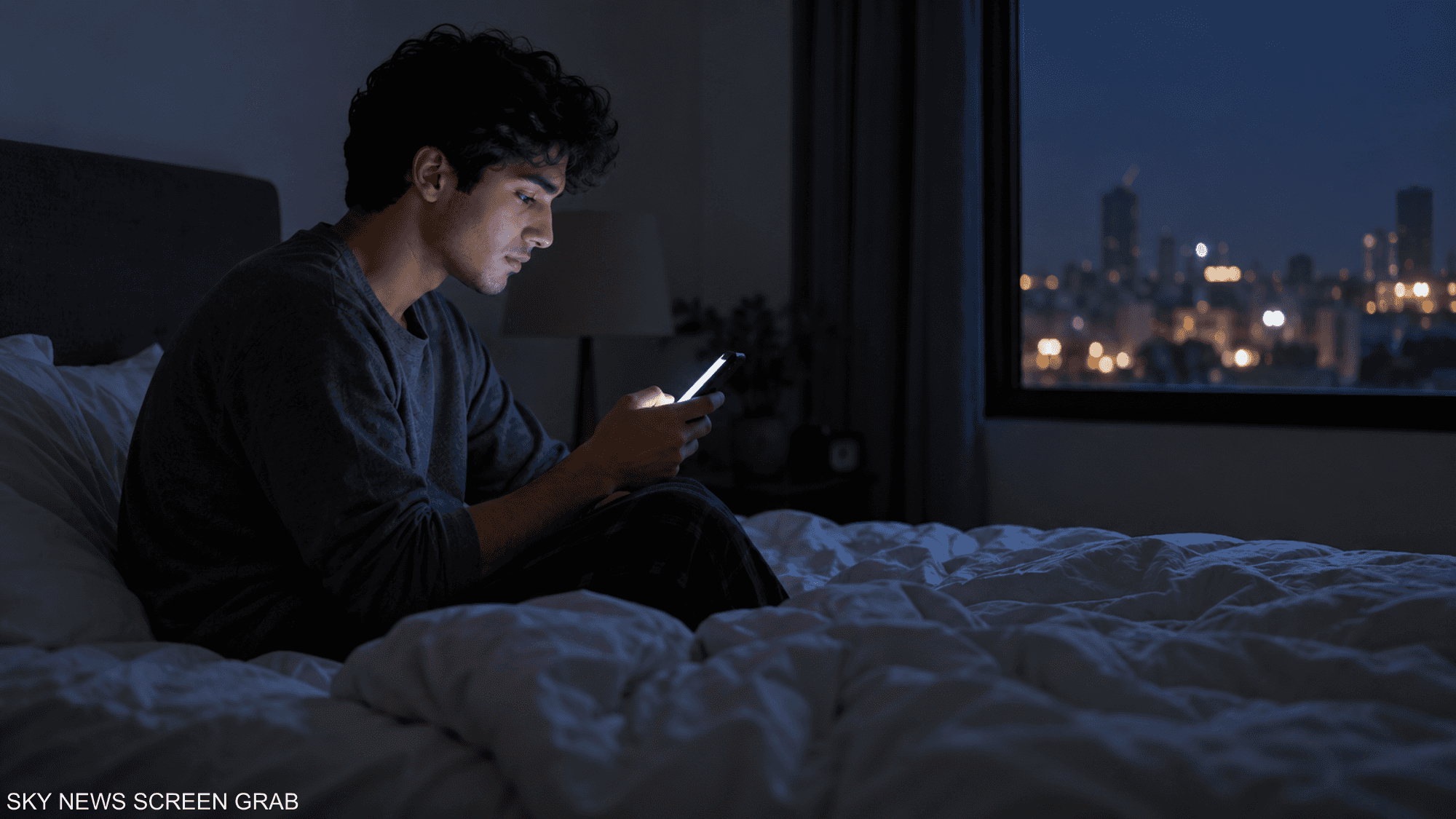 تحذيرات صحية تهز علاقة الشباب بالسوشيال ميديا