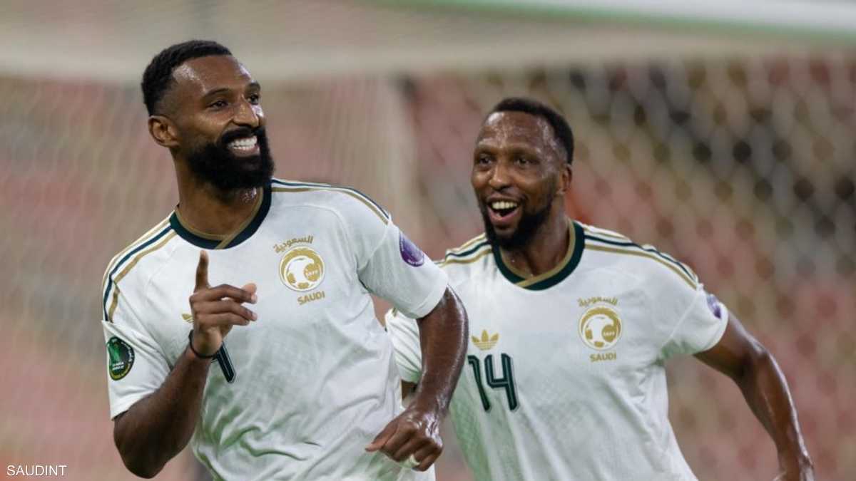 السعودية تحسمها مبكرا.. ثلاثية وتأهل من بوابة عٌمان