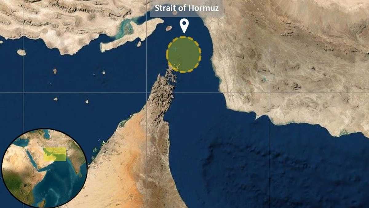 مقذوفات تصيب 3 سفن أثناء عبورها هرمز