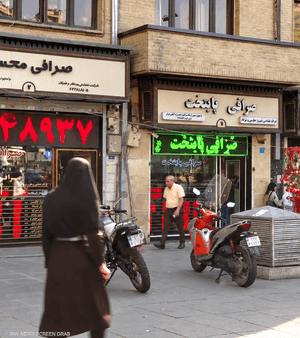 تراجع الريال واتساع الفقر يضغطان على القدرة الشرائية