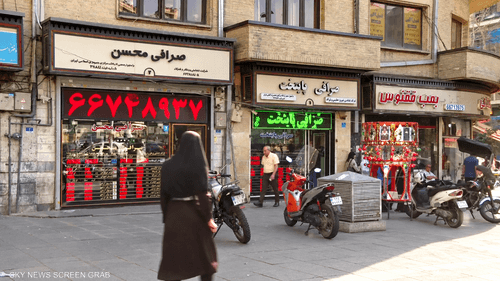 الفقر يتسع في إيران مع تراجع الريال وارتفاع الأسعار