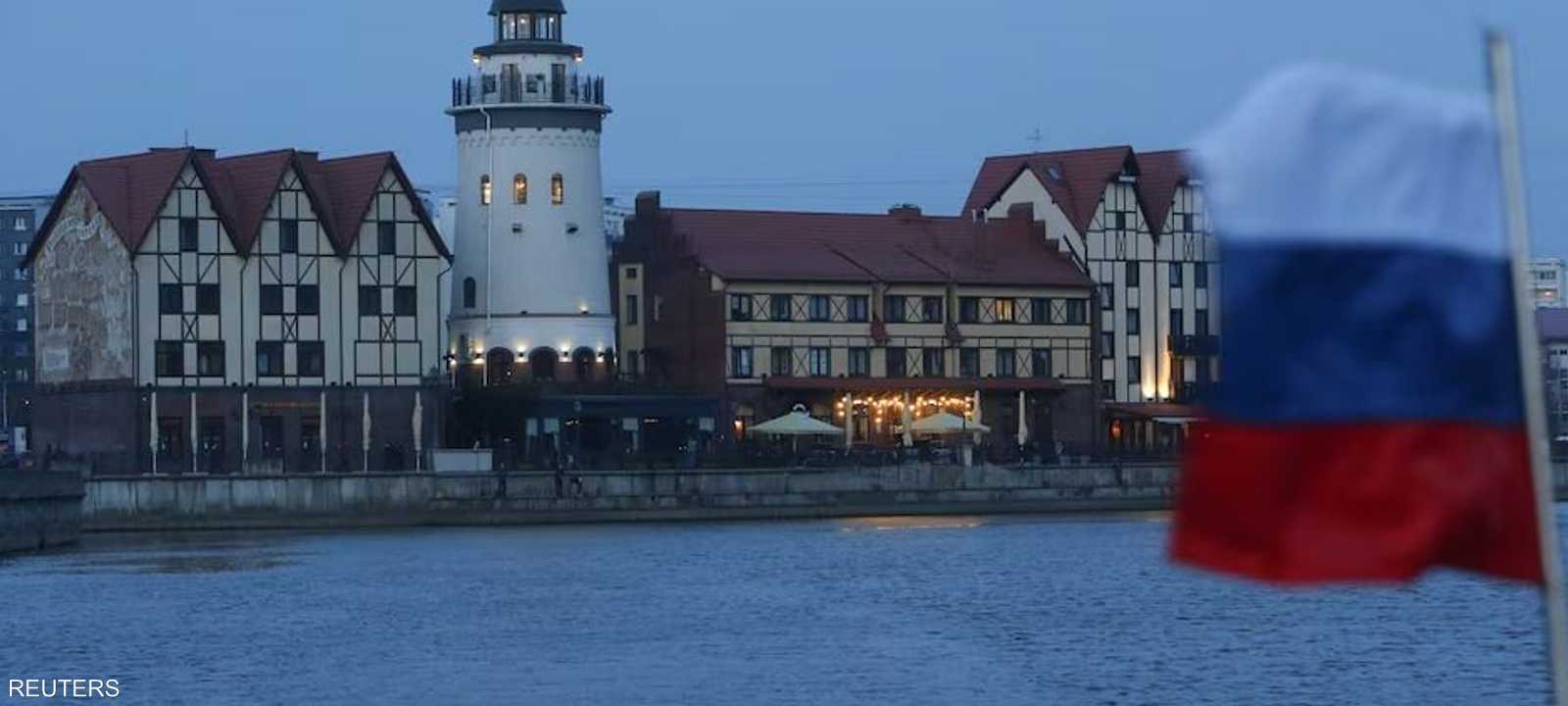 علم روسيا على ضفة نهر في مدينة كالينينغراد