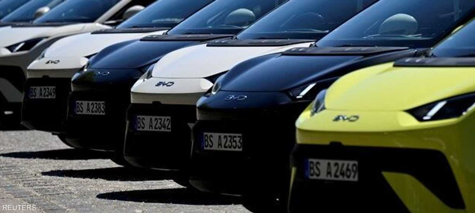 بعض السيارات تتيح تقنيا تشغيل الميكروفونات والكاميرات عن بعد