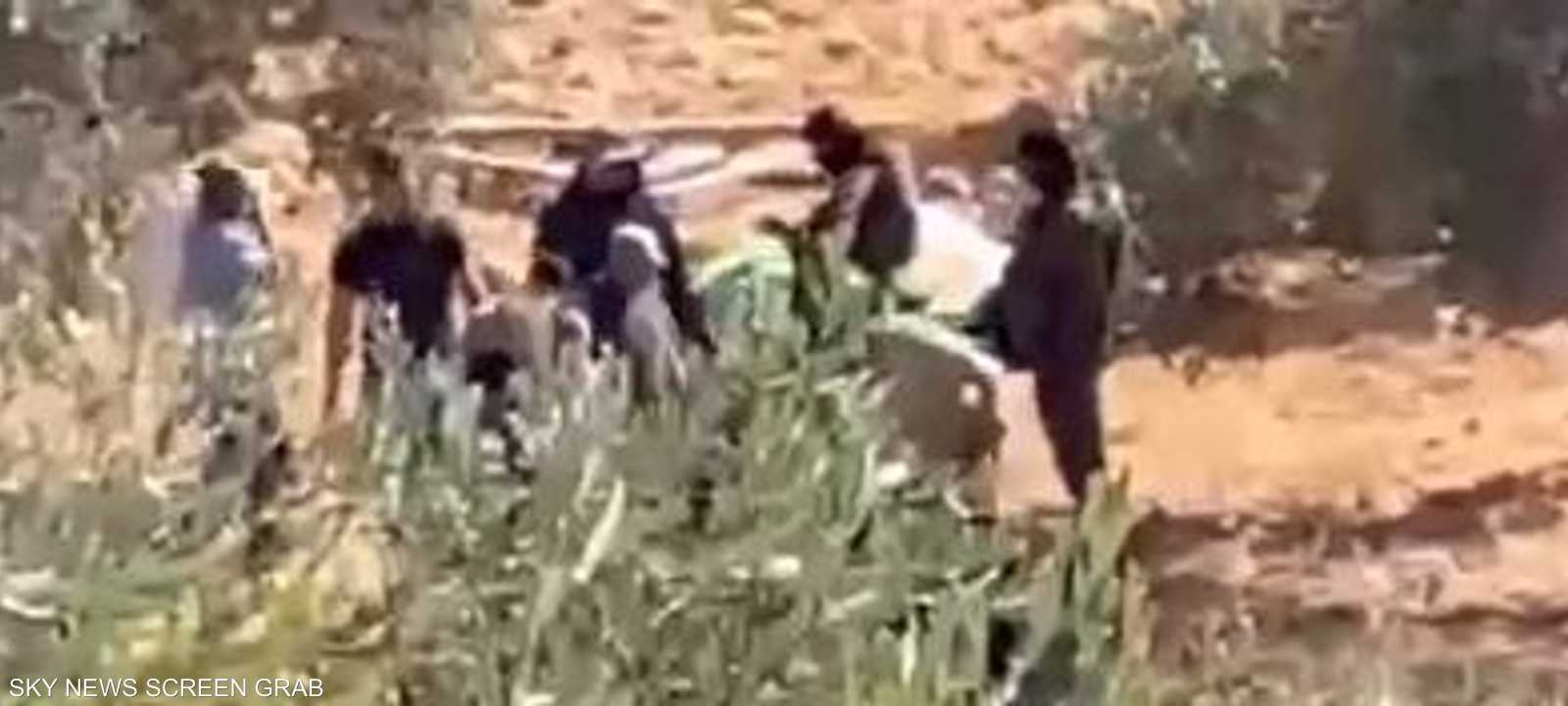 الجيش الإسرائيلي منع الأهالي من قطف ثمار الزيتون