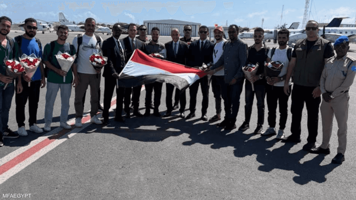بالصور.. البحارة المصريون يصلون إلى مقديشو تمهيدا للعودة
