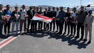 بالصور.. البحارة المصريون يصلون إلى مقديشو تمهيدا للعودة