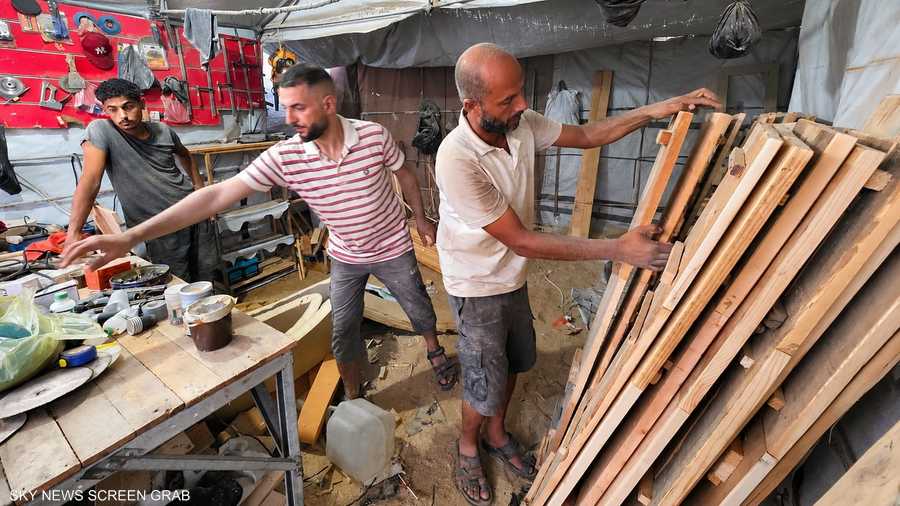فرز الأخشاب المتاحة لإعادة استخدامها في غزة