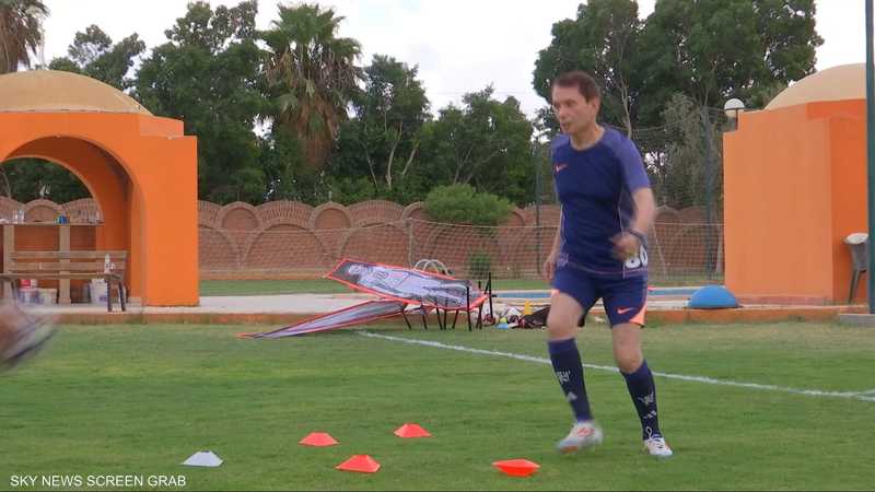 عز الدين بهادر.. لاعب كرة قدم في الثمانين من عمره