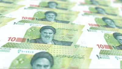 الريال الإيراني يتراجع إلى مستوى قياسي منخفض