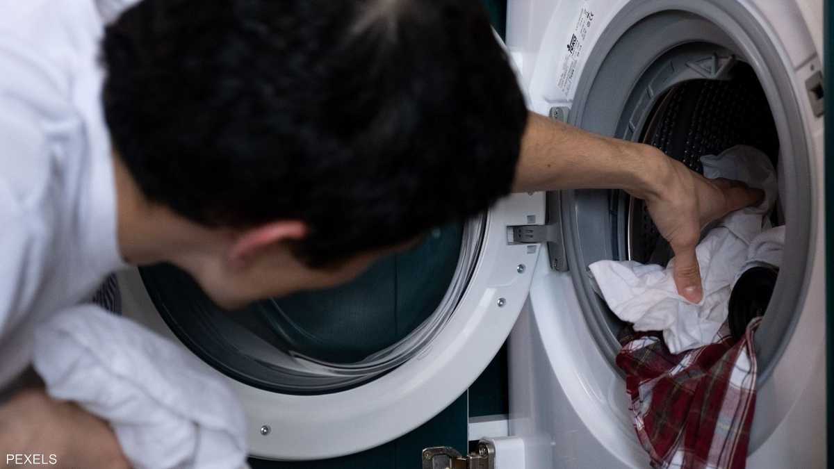 خبراء يحسمون الجدل.. متى يجب غسل الملابس؟