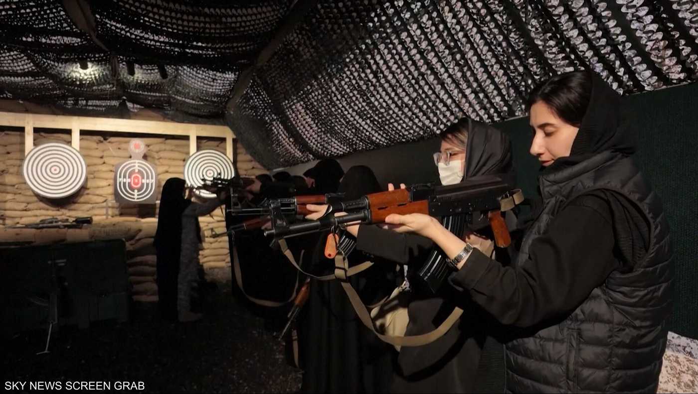 طهران تسلح كتيبة نسائية.. من تخشى أكثر: الحرب أم الشارع؟