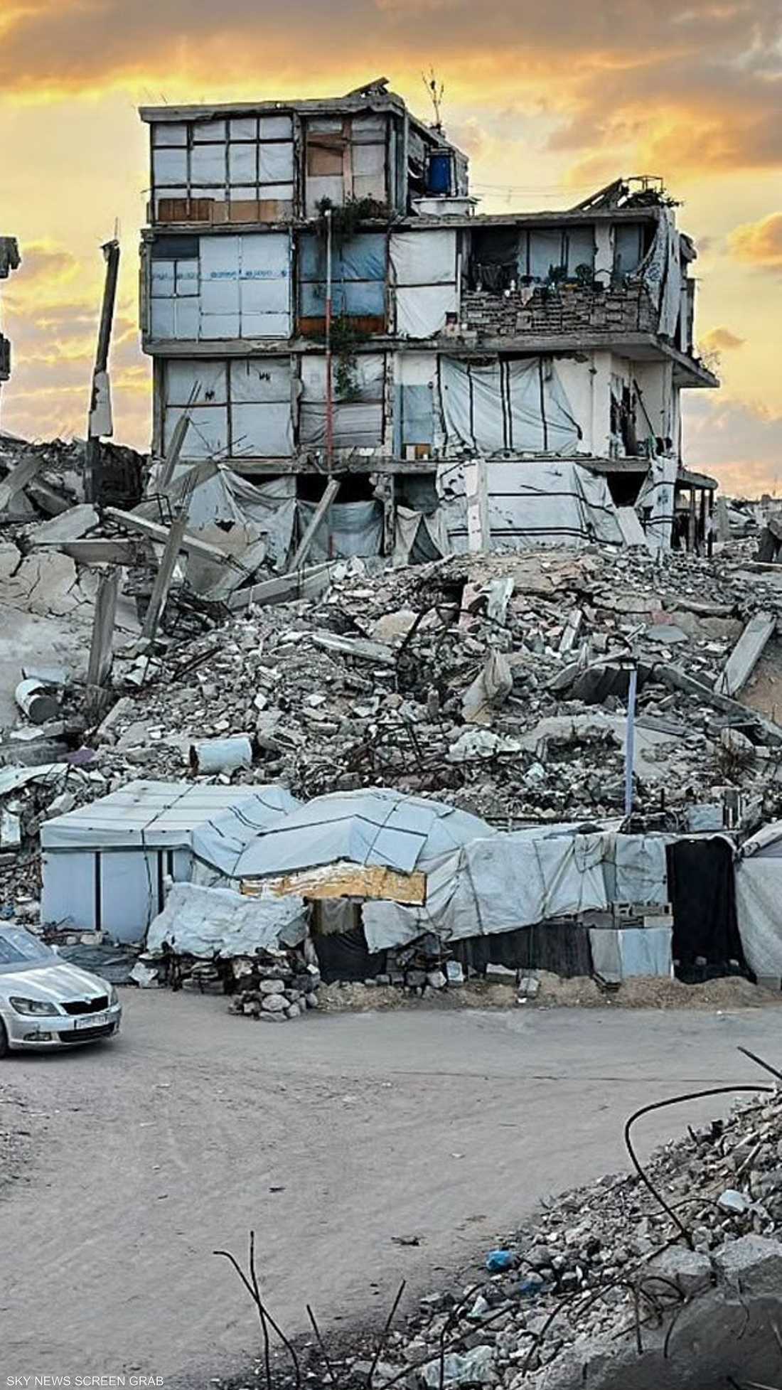 غروب فوق مدينة تغيرت ملامحها بالحرب