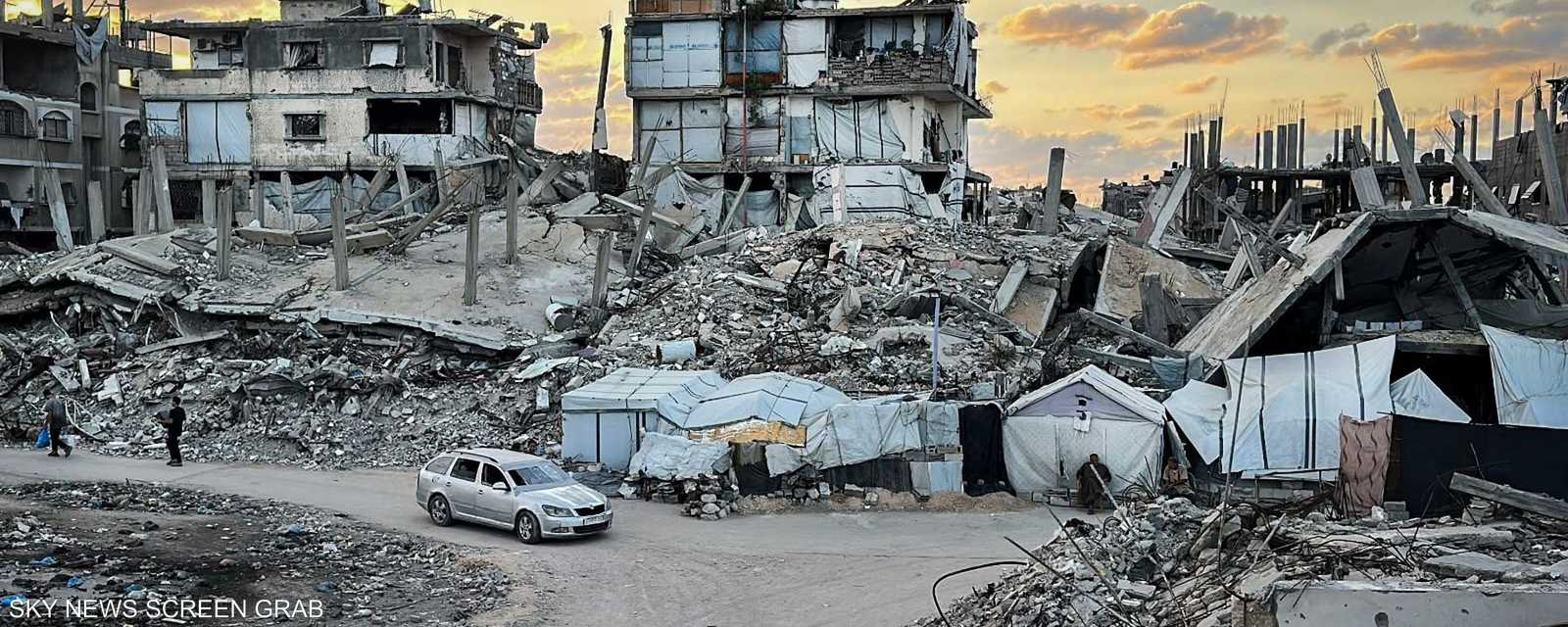 غروب فوق مدينة تغيرت ملامحها بالحرب