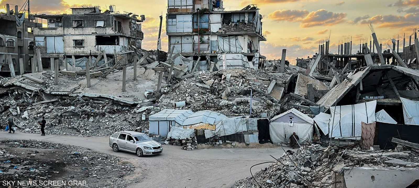 غروب فوق مدينة تغيرت ملامحها بالحرب