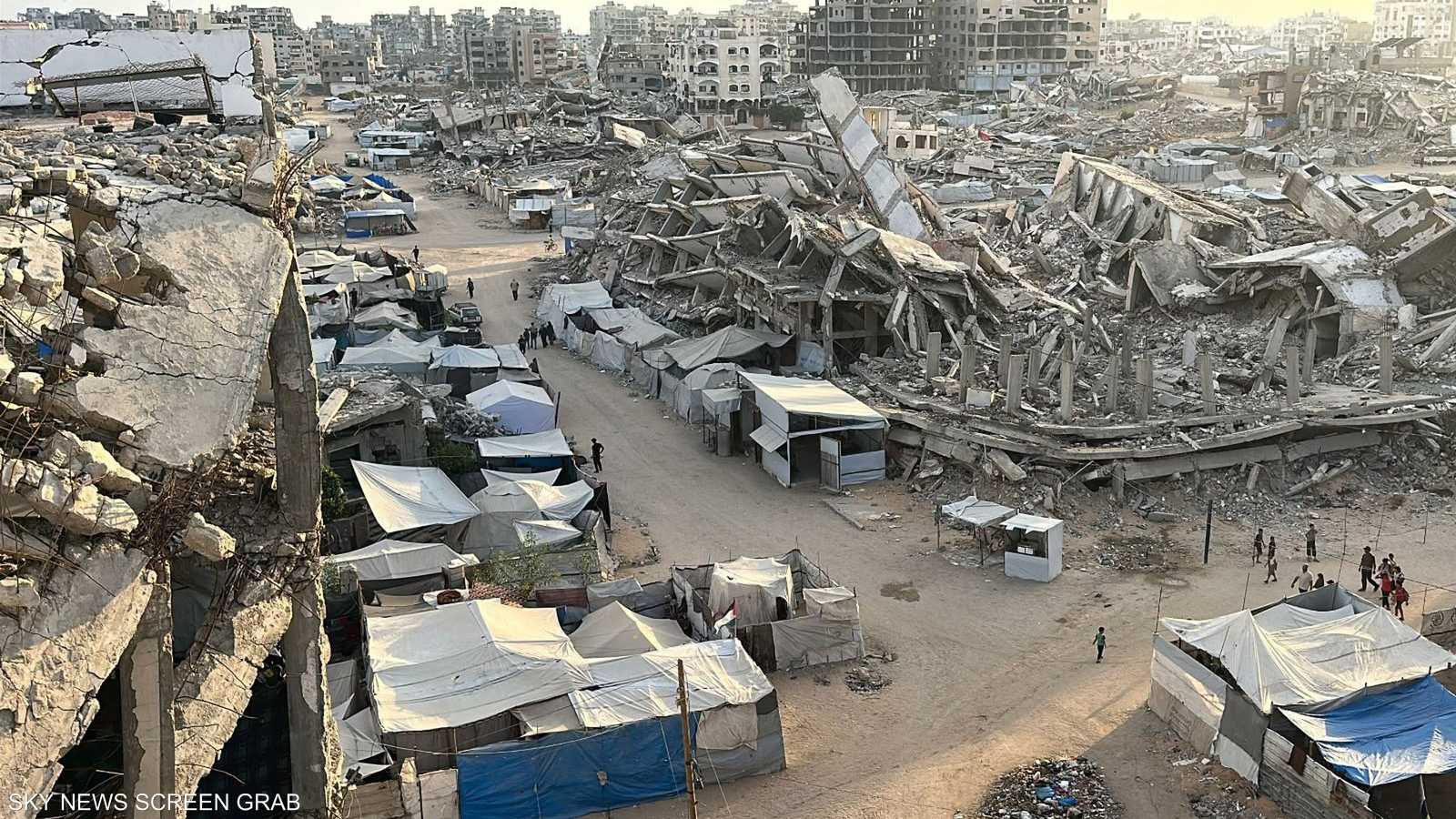 خيام النزوح بين البيوت المدمرة