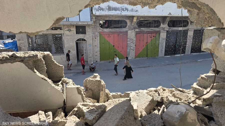 الحياة تمضي خلف جدران تهدمت