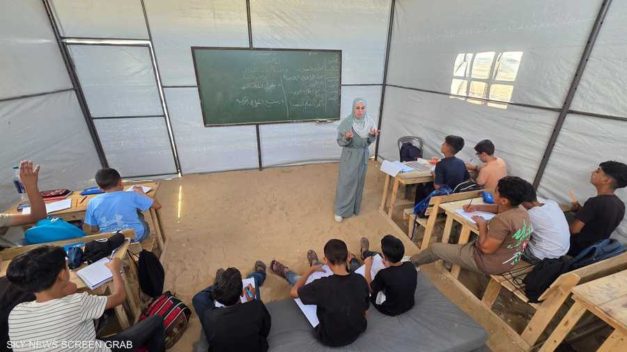 أطفال يواصلون التعلم في خيمة