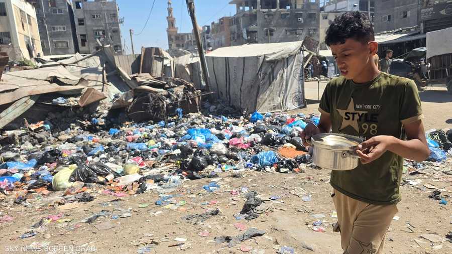 طفل يحمل إناء وسط الدمار