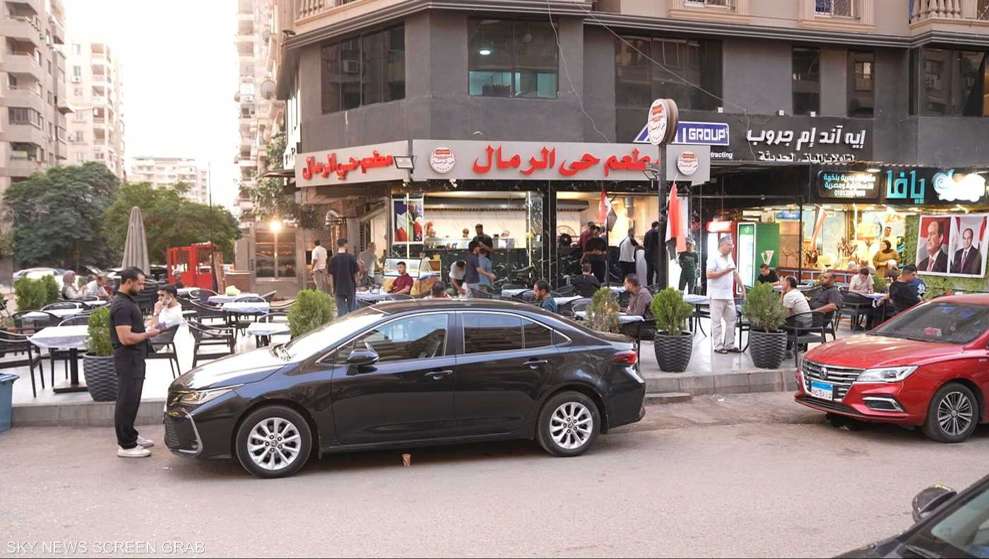 حي الرمال في القاهرة.. غزة حاضرة على مائدة فلسطينية 