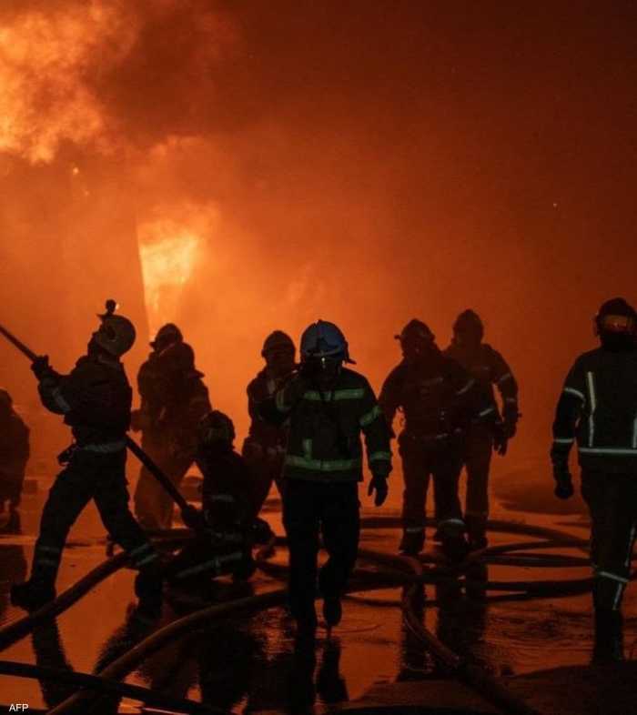 رجال إطفاء وهم يخمدون حريقا عقب هجوم جوي روسي في كييف